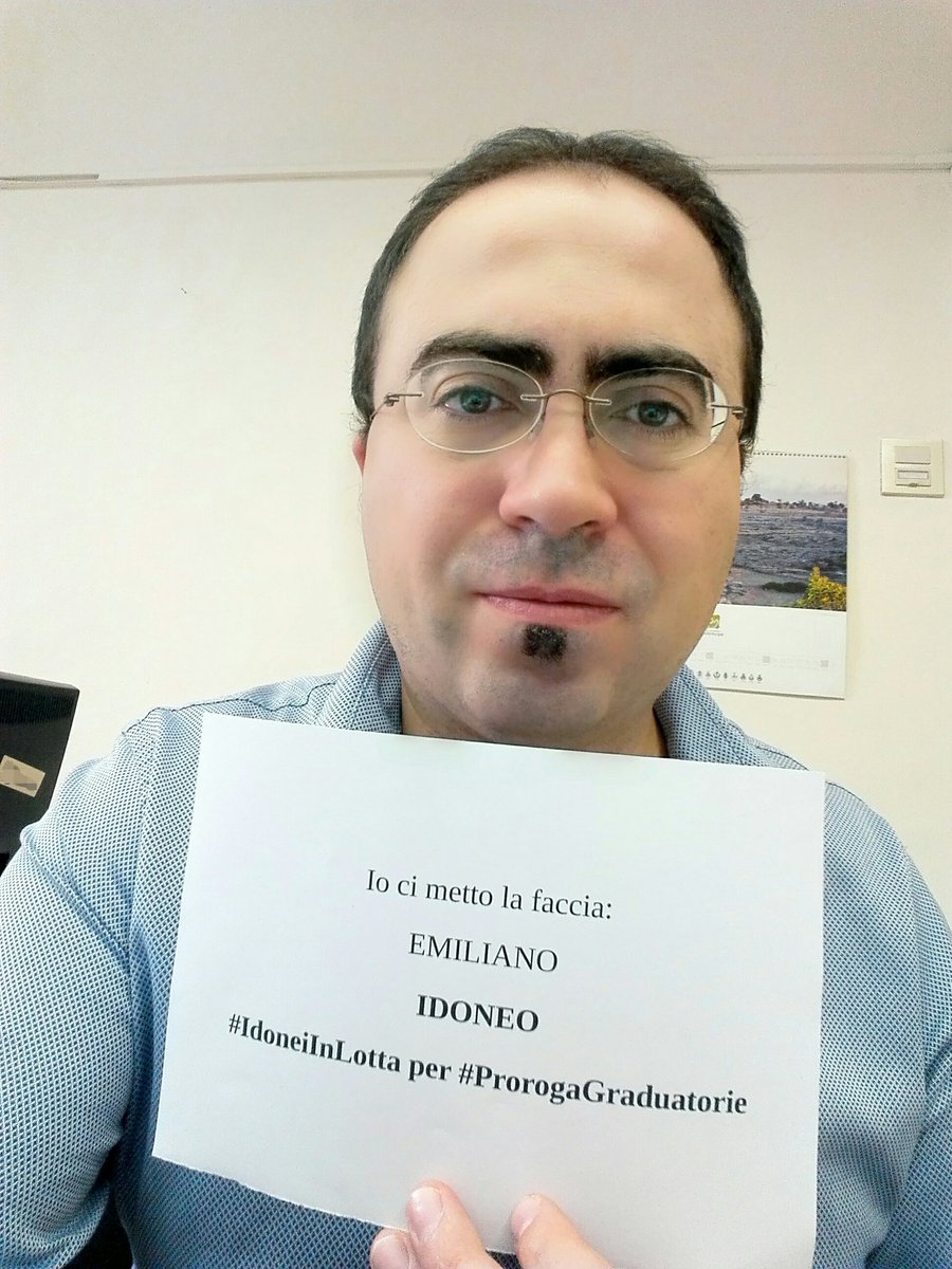 Emilian0_DG's tweet photo. Io ci metto la faccia #idoneiinlotta  x #prorogagraduatorie @LottiLuca @mariannamadia @Vincitoridonei #photobombing https://t.co/nbOJ530T7l