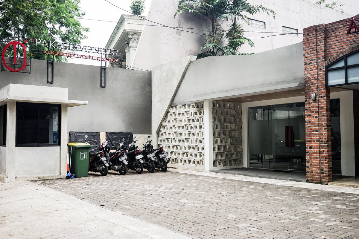 Working space and coffee such a cool collabs... Enjoy our promo price now!! 
For further info just email us at: aryanti@qubicle.id #Qubicle