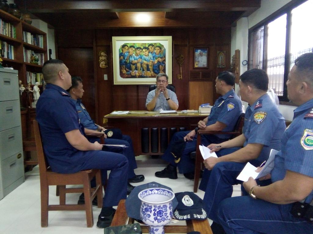 rdpro12's tweet photo. ATM:.PCSUPT TRAIN with Bishop Jose Bagaforo, diocese of kidapawan as they discuss the PRO 12 program to help the victims of illegal drugs. https://t.co/gnTpCgSL0c