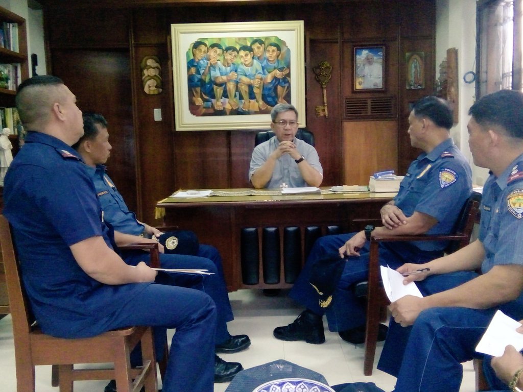 rdpro12's tweet photo. ATM:.PCSUPT TRAIN with Bishop Jose Bagaforo, diocese of kidapawan as they discuss the PRO 12 program to help the victims of illegal drugs. https://t.co/gnTpCgSL0c