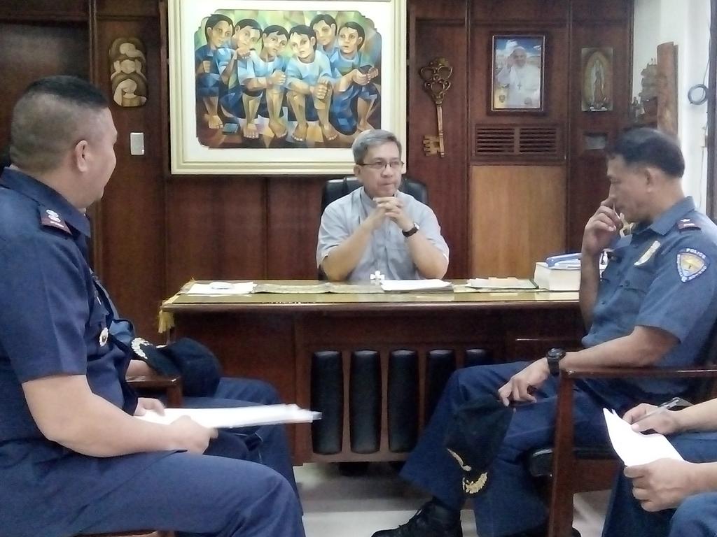 rdpro12's tweet photo. ATM:.PCSUPT TRAIN with Bishop Jose Bagaforo, diocese of kidapawan as they discuss the PRO 12 program to help the victims of illegal drugs. https://t.co/gnTpCgSL0c