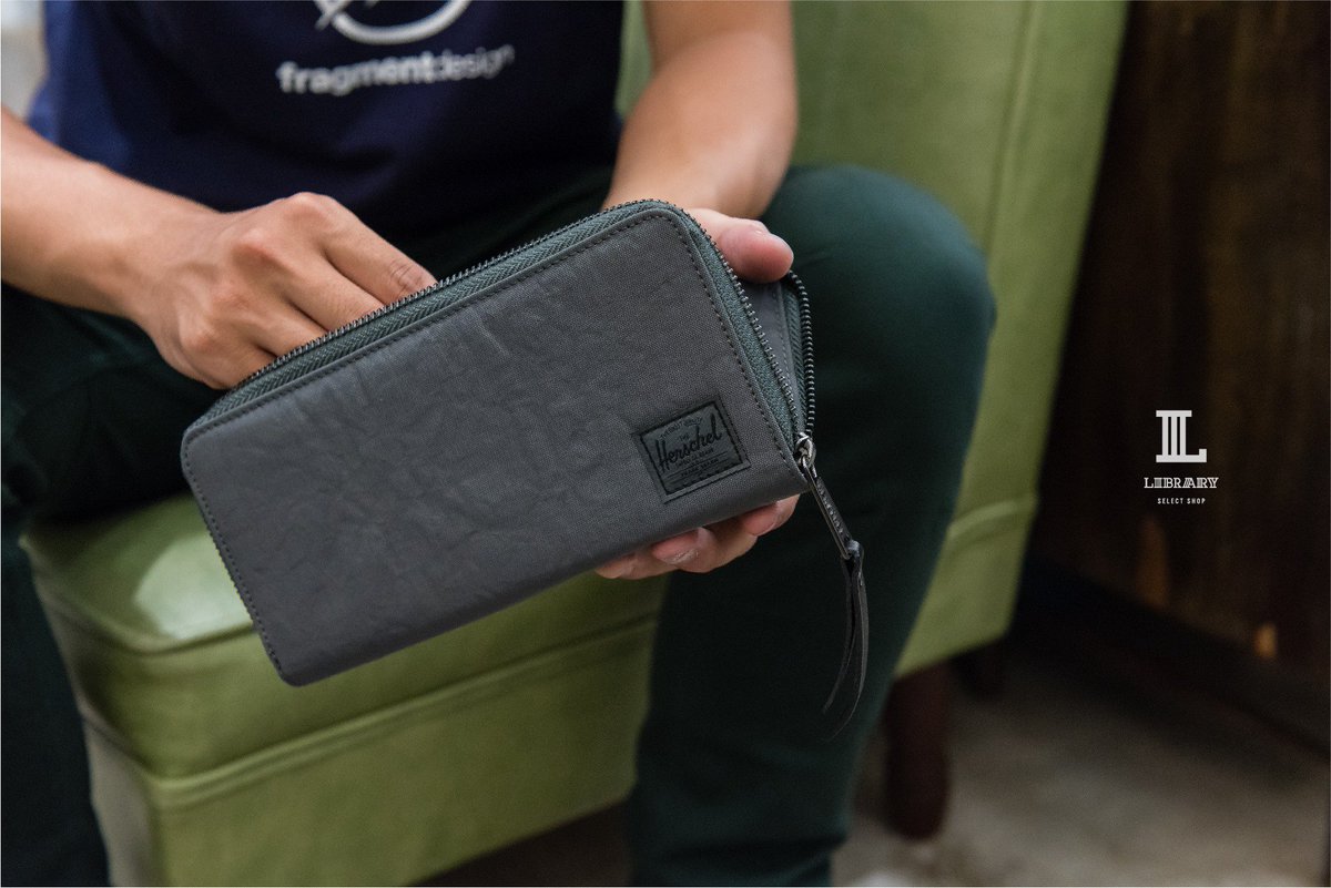 LIBRARYTAIWAN's tweet photo. @Herschelsupply Avenue長夾 
特殊加工帶有皺摺感的尼龍質感非常獨特，
內斂的深灰色特別適合男士使用！
#avenue #Herschel #HerschelSupply #Librarytaiwan #LibraryKHH #LibraryTnn https://t.co/2GlXnKr7gB