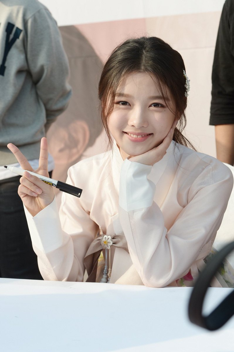 MyloveKBS's tweet image. 시청률 20% 넘는 자에게만 윤허한다!

 종방의 아쉬움을 달래준 #구르미그린달빛 
#팬사인회 현장 공개!☞goo.gl/ASj2xl
#박보검 #김유정 #진영 #곽동연 #광화문 #사인회