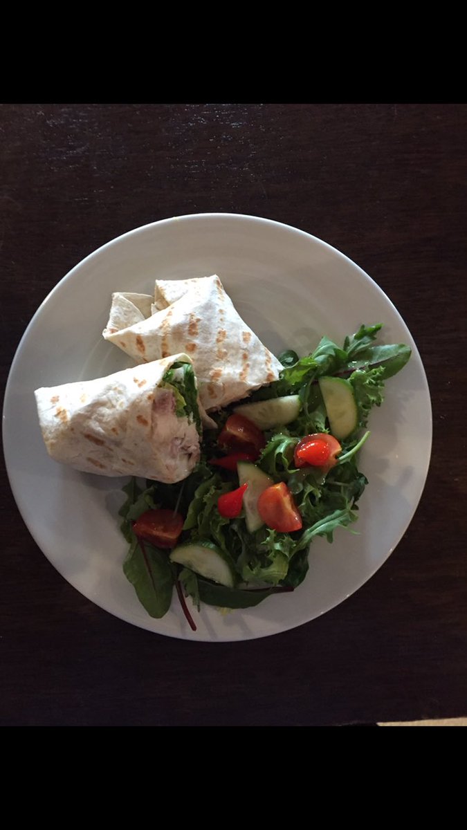 TheGuineaButt's tweet photo. Have you thought about lunch??? Sandwich, side and drink. £5:99 #dinnerbreak #1pmlunch #bestpub  #TheGuineaButt https://t.co/oXlcex1tIq