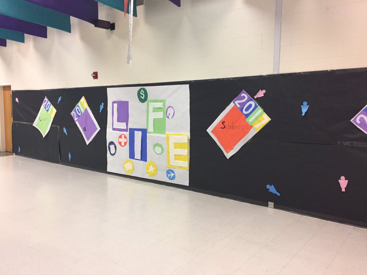 NNPSWoodside's tweet photo. #senior halls are decorated as board games! #homecoming #halldecorating https://t.co/e6eGmuW43W