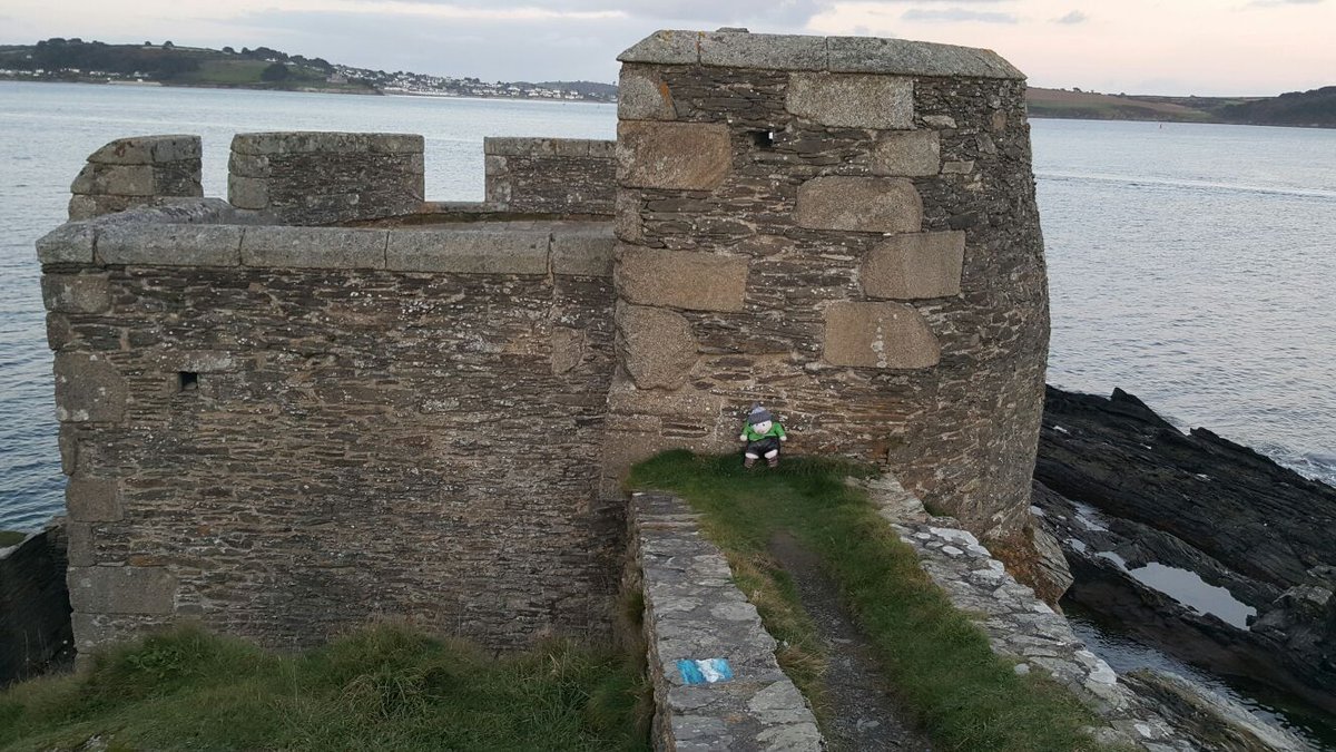 XrayPig's tweet photo. Finally got to the castle. Aiming to be the first pig to complete @national3peaks Please RT follow and support. #xraypig https://t.co/WJqEf7zWvM
