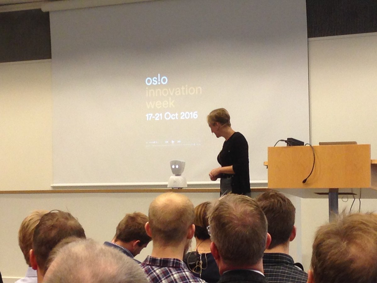 kajaswensen's tweet photo. @HegeTollerud og @Austlid som Heidi-bot åpner #edtechdagen! Kult 😊 #AV1 #OIW2016 https://t.co/u24cGeUzzY