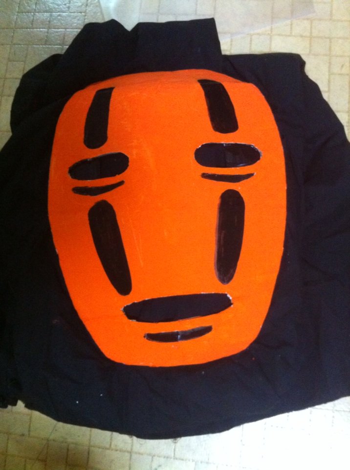 satoshi6510's tweet photo. ハロウィン仕様のカオナシ。略してハロナシ。
今日はコレで戦争法反対の月例情宣。 https://t.co/fufkZfQfNN