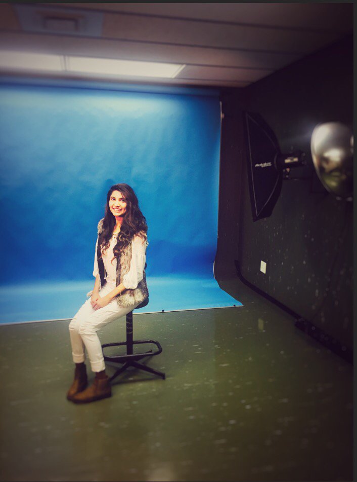 halimaismail205's tweet photo. Research day photoshoot🌻 cannot wait for the gala evening🌻 #bestresearchaward #beginningofnewthings #watchthisspace https://t.co/y6sG3fVp58