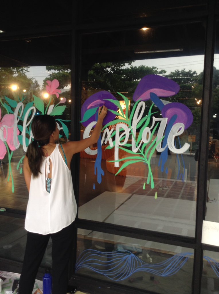 DesignWeekPH's tweet image. Zig Kuretake artists are painting the walls of HallONE in preparation for the Creative Marketplace! #DesignWeekPH