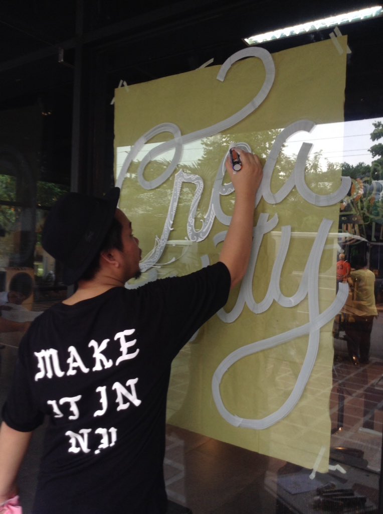 DesignWeekPH's tweet image. Zig Kuretake artists are painting the walls of HallONE in preparation for the Creative Marketplace! #DesignWeekPH