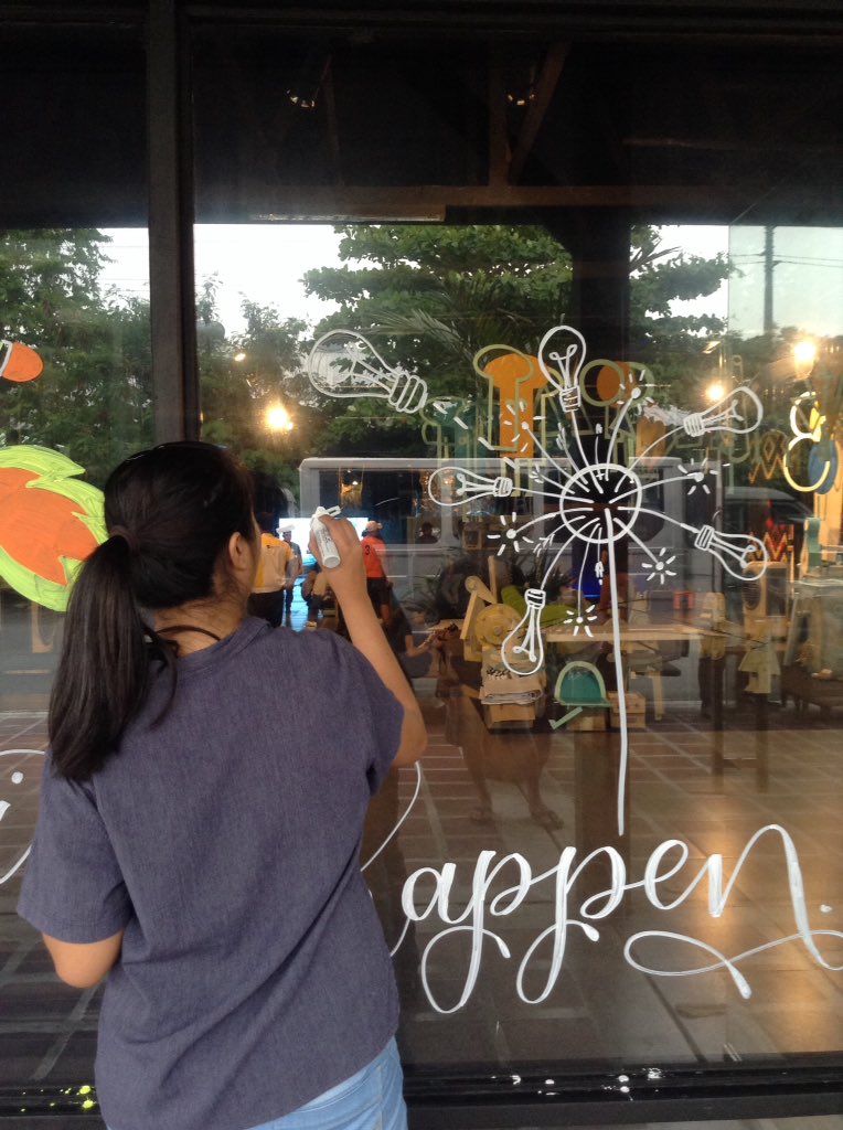 DesignWeekPH's tweet image. Zig Kuretake artists are painting the walls of HallONE in preparation for the Creative Marketplace! #DesignWeekPH