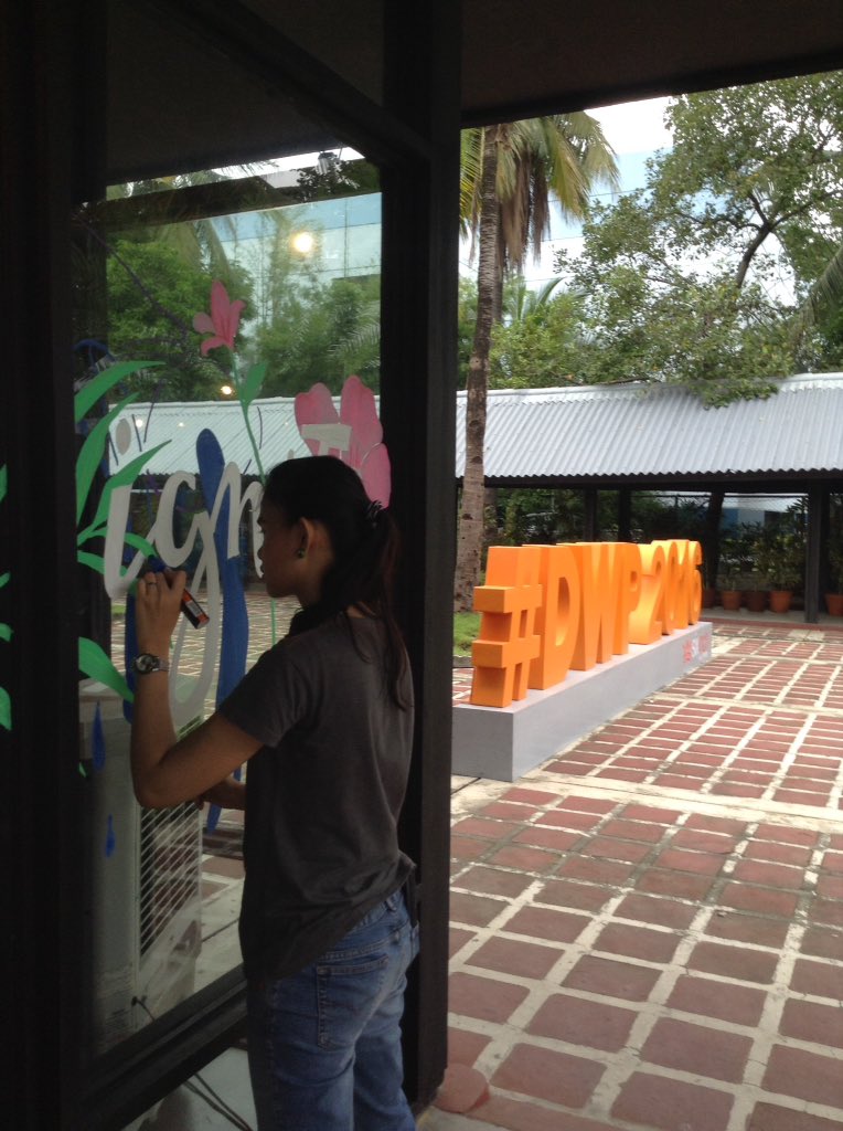 DesignWeekPH's tweet image. Zig Kuretake artists are painting the walls of HallONE in preparation for the Creative Marketplace! #DesignWeekPH