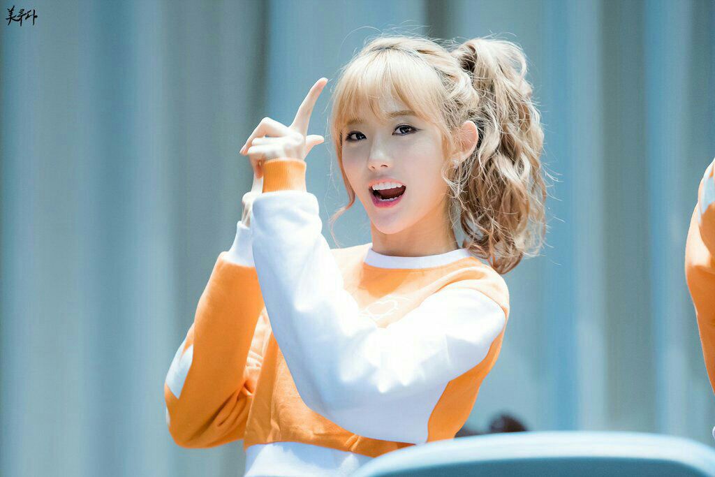 rpg__sc's tweet photo. ☁ Nome: Lee LuDa
☁ Idade: 16
☁ Espécie: Lucky One
☁ Clube: Leitura e fotografia https://t.co/ofburzffmA