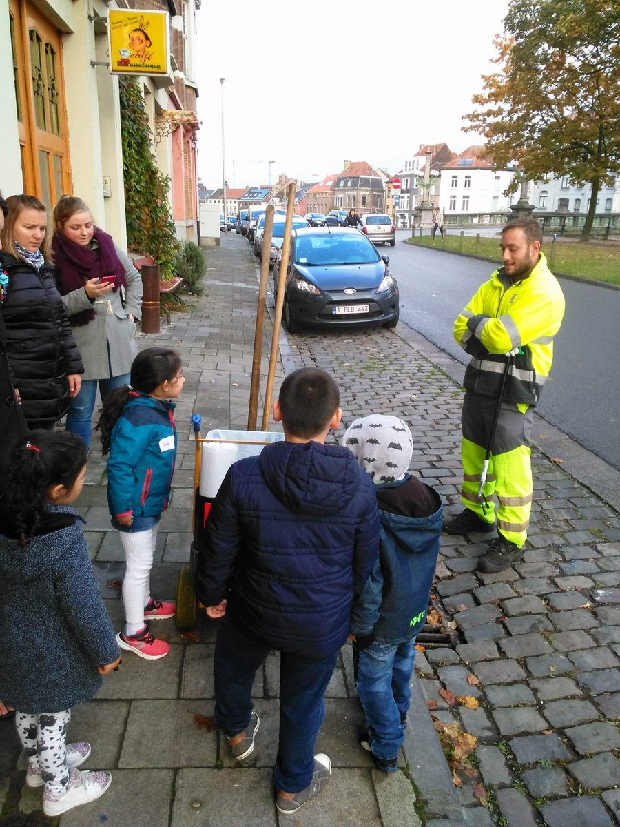 Ellen_verh's tweet photo. @PenOArteveldehs wat zou die meneer doen? Waarom? 
"Hij heeft papiertjes." "Poetsen van de straat" https://t.co/LTYlEnog3z