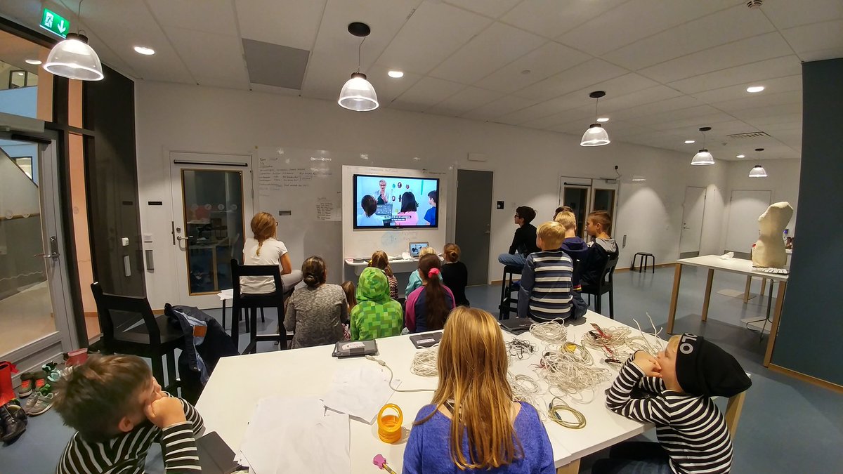iktlabbet's tweet image. Åk2 på @glomstaskolan lär sig om #programmering av Karin Nygårds @grishund via @urplay @svt #ProgrammeraMera. Sedan praktik i #makerspace