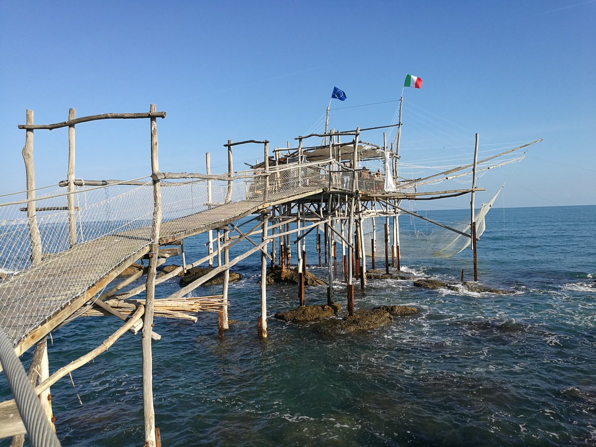 jordilinares23's tweet photo. Los Alcoyanos repartimos #GineEver y alegría por toda la costa de @ABRUZZOLINK estamos en #trabochi 😂 #PleaseProject https://t.co/9etdoLS1ZP