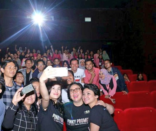 Sesi foto bareng Mama <a href="/IMS1968/">IMS</a> saat M &amp; G film <a href="/pinkypromisemov/">PinkyPromiseMovie</a> di BIP Bandung #LatePost #LovePink #FriendAwsome