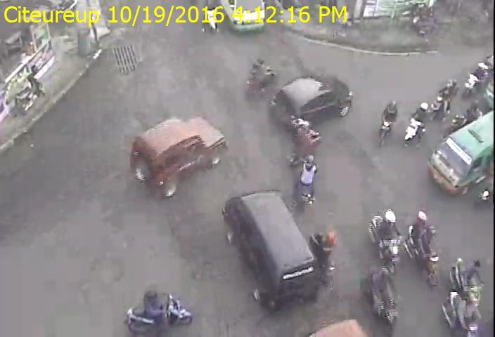 Via <a href="/Dishub_Cimahi/">Dishub Kota Cimahi</a> 16.12 Lalu Lintas Simpang Citeureup Terpantau Ramai Lancar #lalincimahi