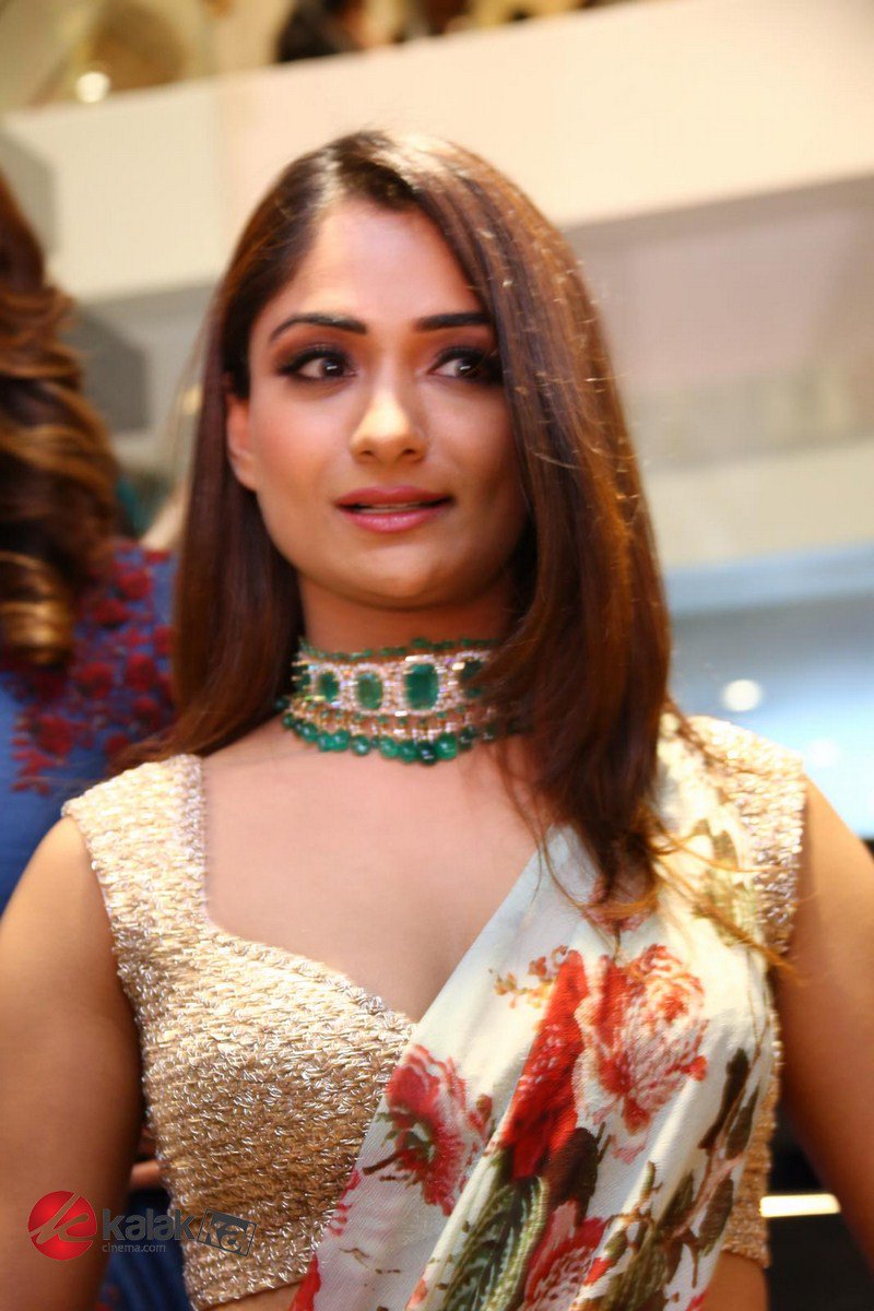 kalakkalcinema's tweet photo. Actress #SandhyaRaj New Stills
More Stills @ https://t.co/aEan80iIkB https://t.co/R00TAcpY93