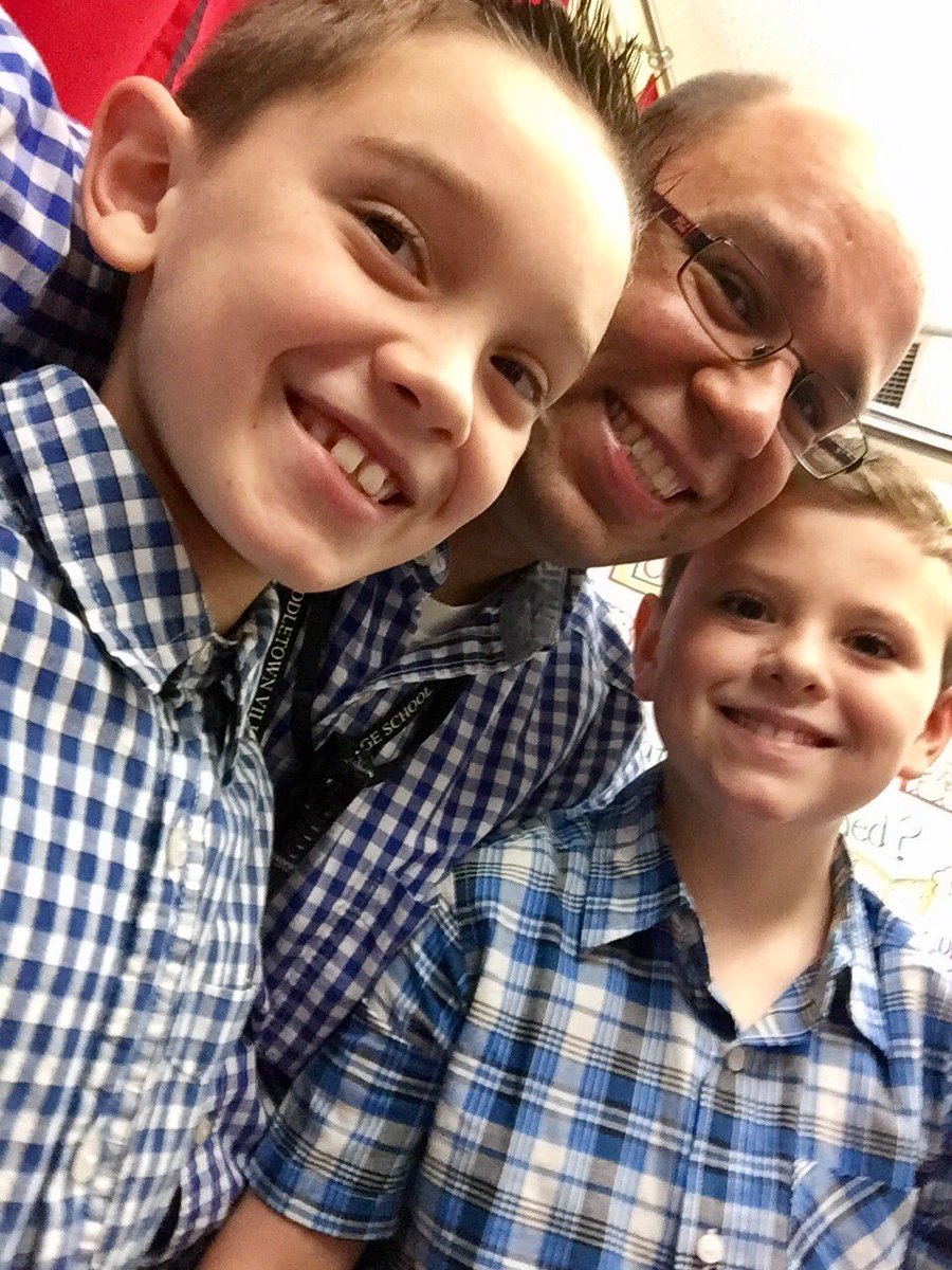 MVS_MrFont's tweet photo. When your #twinning on picture day. #bluesquares #greatminds #lookingsharp https://t.co/K8E9FL9LVt