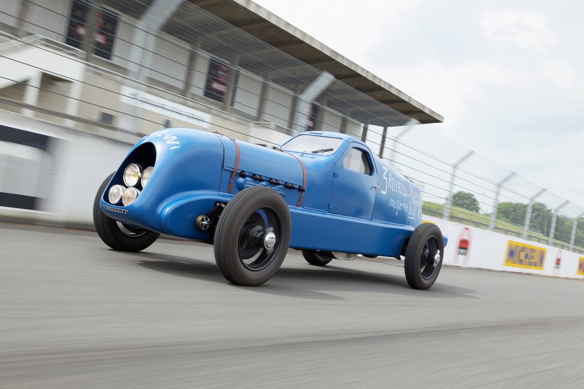 RenaultSeries's tweet photo. 107 MPH in 24 hours at Montlhery. Relieve this record onboard the Renault 40CV #115YearsOfPassion #RenaultSport https://t.co/DdutSdcIRU