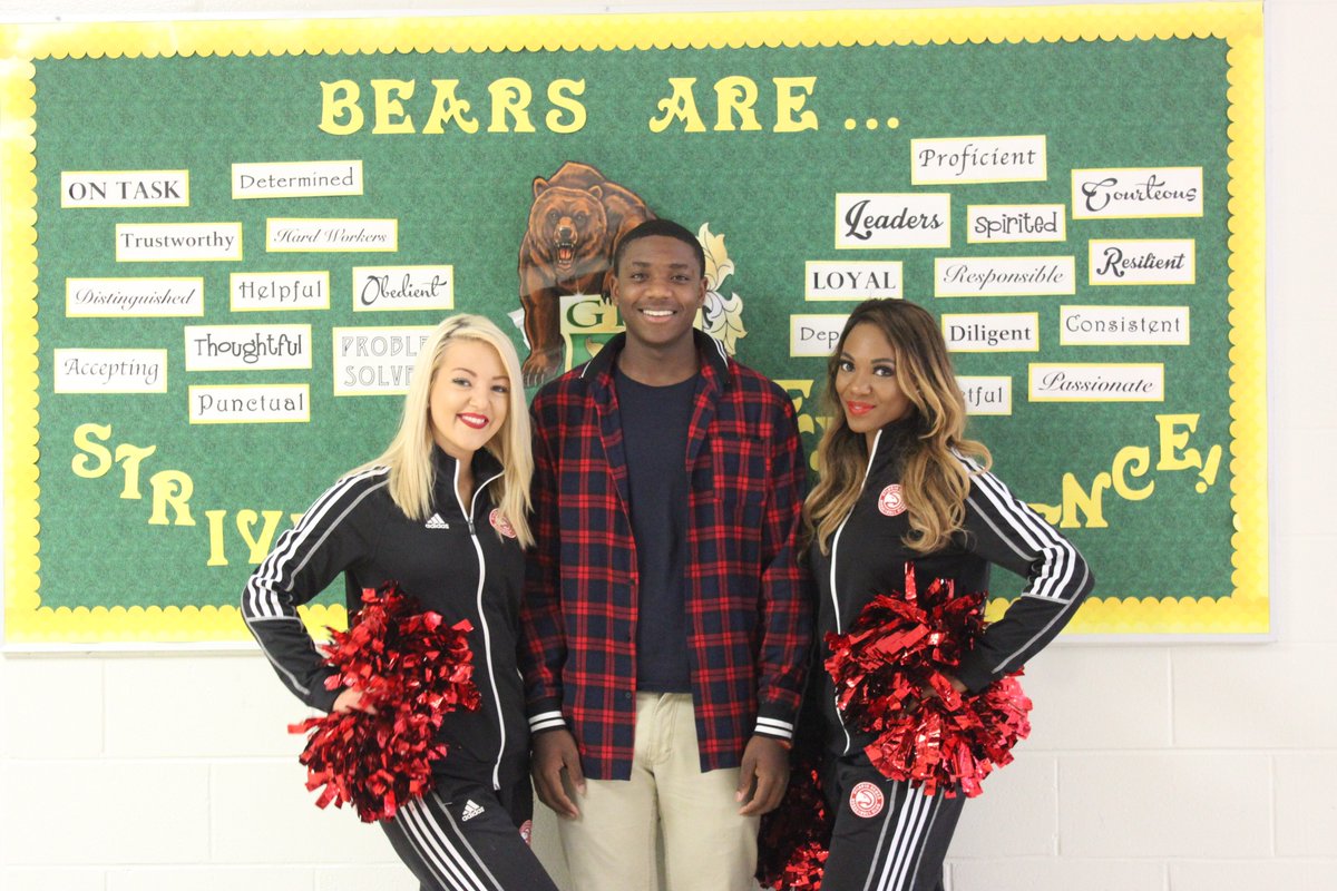 GriffinHS's tweet photo. Senquavious Driver is recognized by the Atlanta Hawks and Dollar General for his great character.  #CharacterCounts #WeAreGriffin https://t.co/MQd3FLIuFl