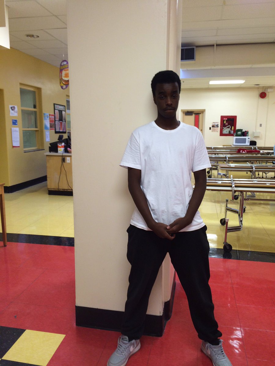 fasterjordan's tweet photo. 25 retweets and Noor will throw his head through this pillar https://t.co/5hvFo5zJDx