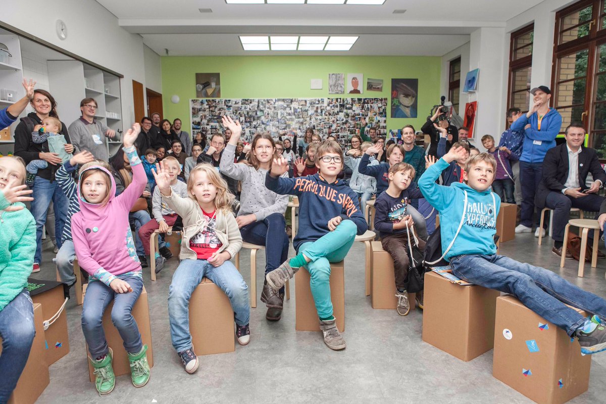 CoderDojo026's tweet image. Kinderen uit Berlijn hebben zaterdag via Skype meegekeken tijdens onze minecraft Dojo #CodeEU #CodeWeek #coderdojoNL