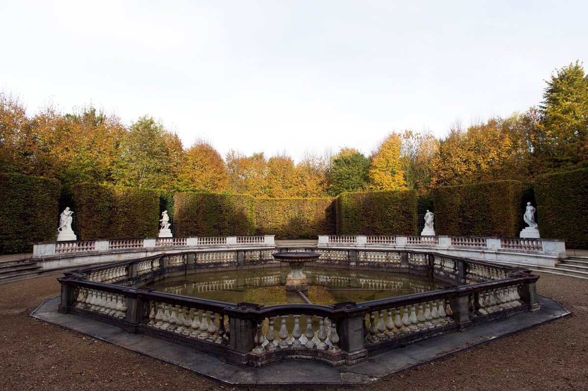 CVersailles's tweet photo. Photographiez l'automne à Versailles et participez jusqu'au 31 octobre au concours photos sur Instagram ! #VersaillesAutomne https://t.co/RKtUjoyzVU