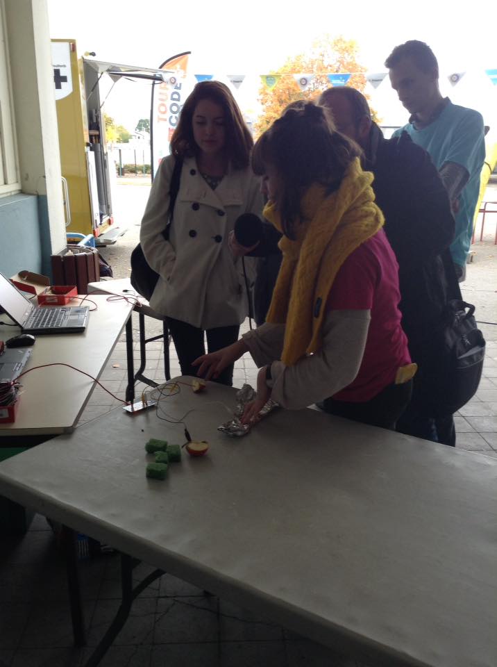 PetitsDebVannes's tweet image. Le #TourDuCode a commencé ! Evan le Van joue avec le numérique à #Vannes ! #Capprio #Numérique #MOOC #Kercode