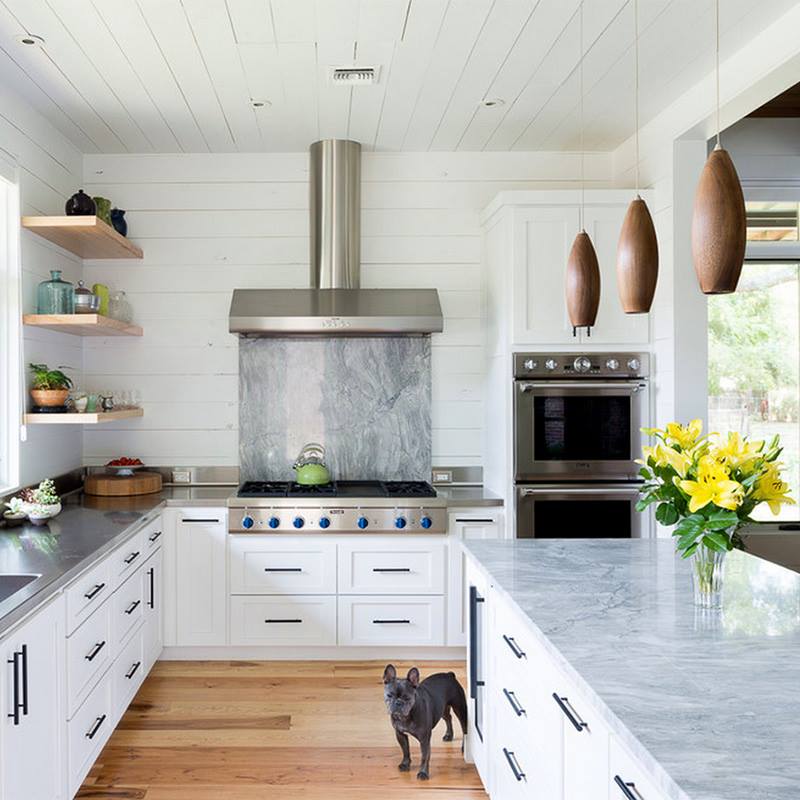 Hubbard_Wilm's tweet photo. The #LED Loft pendants from the Fredrick Ramond Collection from @HinkleyLighting look stellar in this all white #kitchen. #lighting https://t.co/9TFDAGZUUM