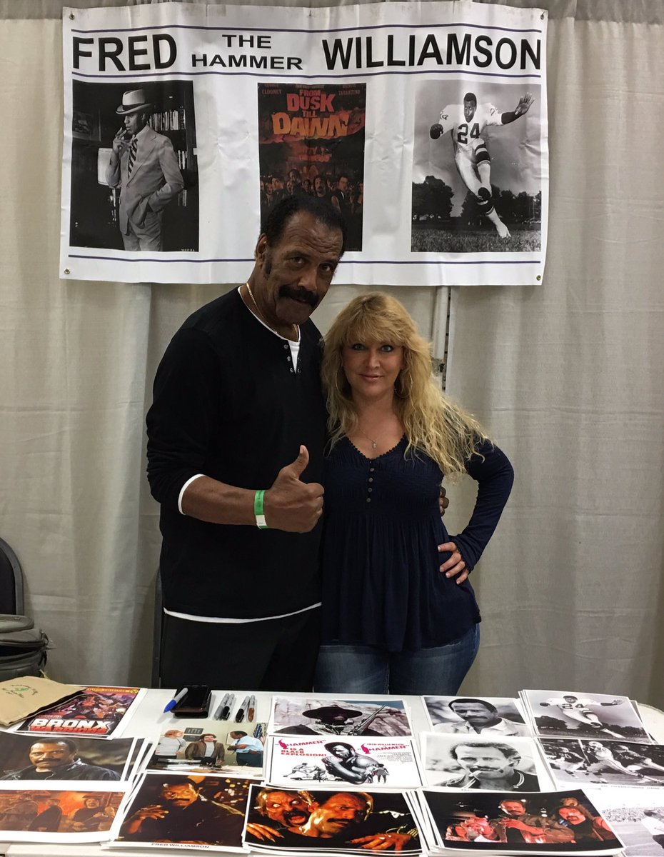 CrystalCoastCon's tweet image. Crystal Coast Con cofounder @einnoce  and Fred the Hammer Williamson just patiently waiting for YOU!  Come play! #FromDuskTillDawn #legalfun