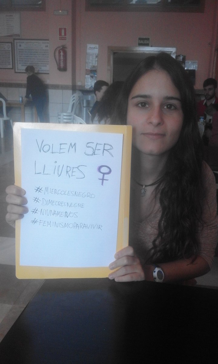 jeupv_valencia's tweet photo. #NiUnaMenos #MiercolesNegro #Dimecresnegre #TresVoltesRebels https://t.co/SneWe8JFz5
