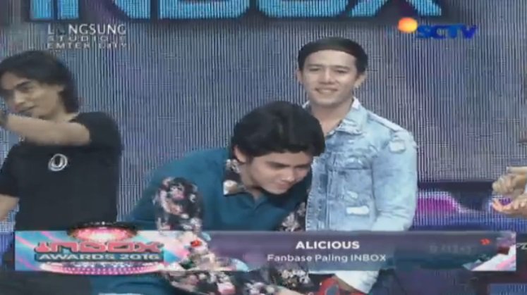 SCTV's tweet photo. Selamat untuk Alicious dan @alysyarief memenangkan kategori Fanbase Paling Inbox. Solid selalu ya kalian! #InboxAwards https://t.co/D8UImf5gCV