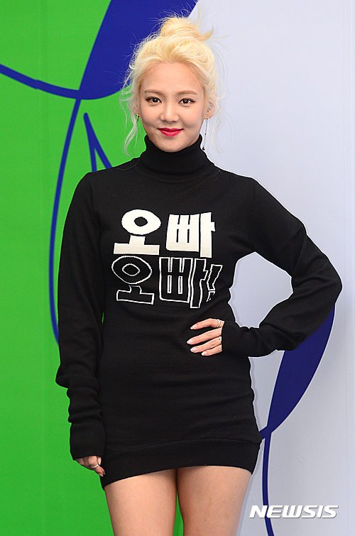 PoppingChoding's tweet photo. [DOWNLOAD LINK] Hyoyeon @ HERA SFW 2017 S/S ‘MUNSOO KWON’ 161019 (86 Pictures) https://t.co/LeojV74kIp https://t.co/j5WqFWXJjx