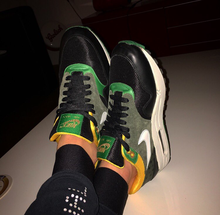 JayMasterJ1's tweet photo. On AIR in the Green &amp; Gold. 💭🇿🇦 #Nike #AirMax #RepYourNation #ShowYourColours #FeetUp #NoPressure #SwooshLife #SneakerGame #CavaTheKicks https://t.co/D6JLfkFeEC