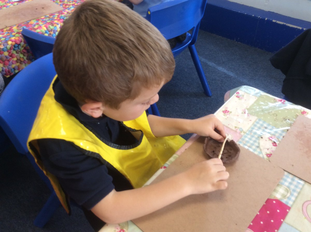 Y2Meynell's tweet photo. Year 2 making clay Divas for our topic symbols of light. https://t.co/mILQA1teOg