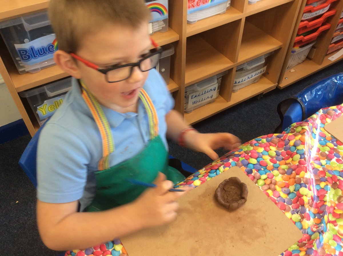 Y2Meynell's tweet photo. Year 2 making clay Divas for our topic symbols of light. https://t.co/mILQA1teOg
