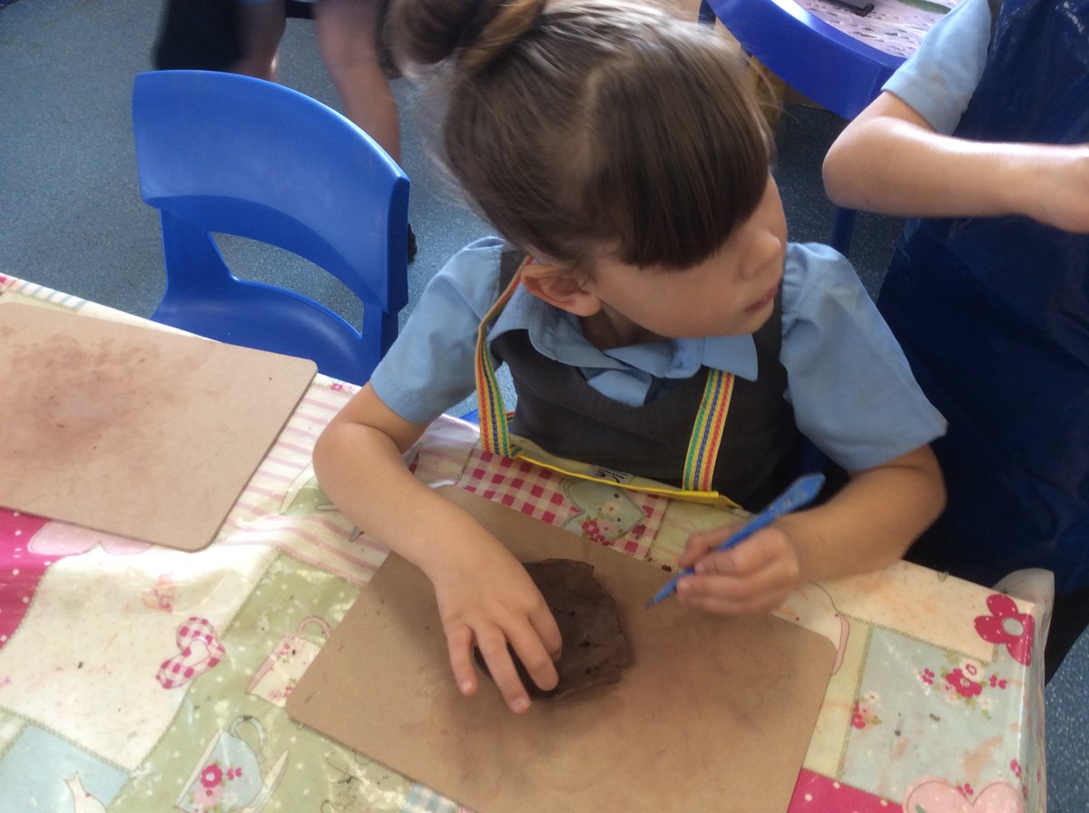 Y2Meynell's tweet photo. Year 2 making clay Divas for our topic symbols of light. https://t.co/mILQA1teOg