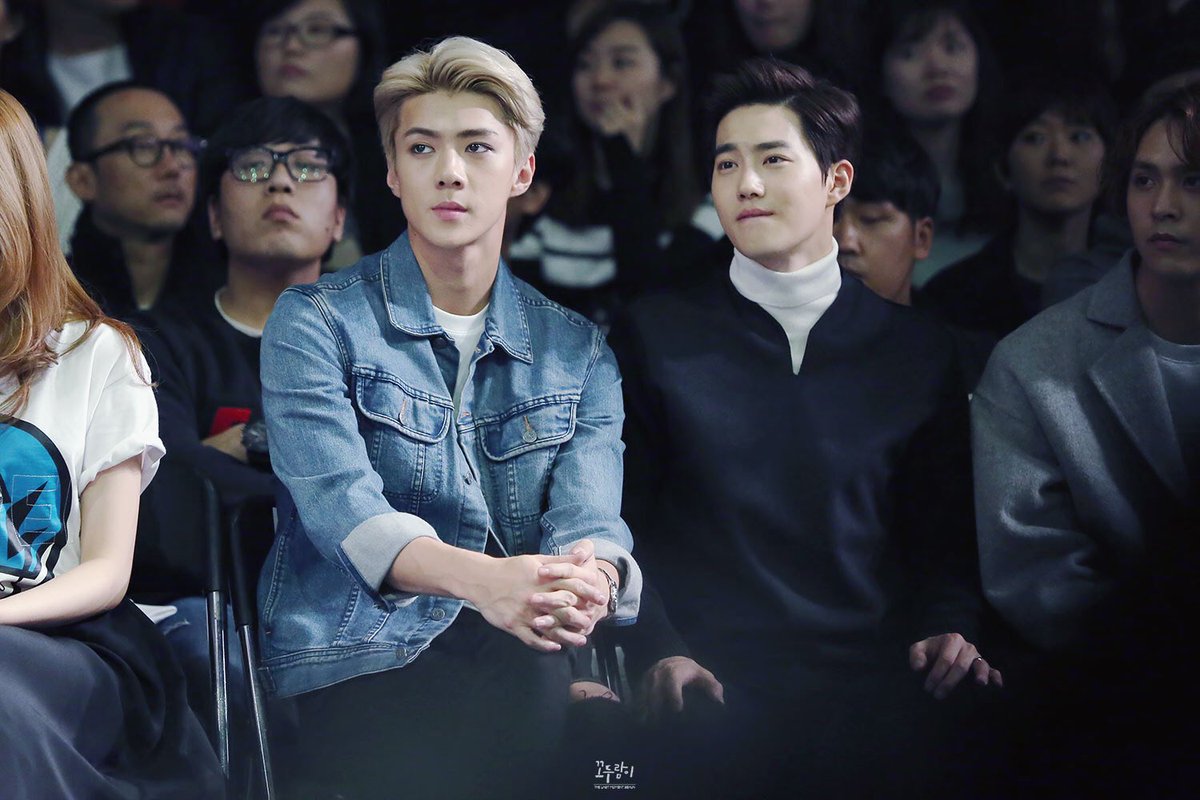 sehunspics's tweet photo. They talkin about the models https://t.co/wdVi3rfbmw