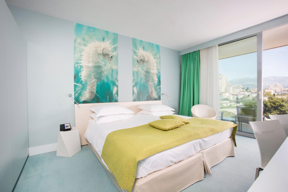 RadissonSplit's tweet image. Tranquil colors and modern decor of our Deluxe room. 
 Book your stay here: goo.gl/28Qj8j
 #RadissonBlu #Split #Croatia #design