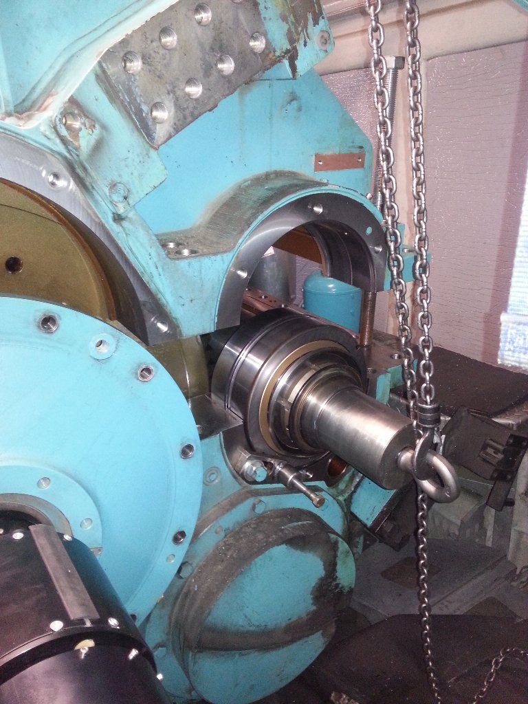OxthatRocks's tweet photo. Spitting yet another Moventas gearbox and changing broken high speed races and bearings.#Moventas, #FAG https://t.co/bLPAI8nJ1F