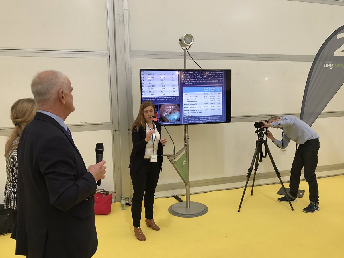 #UEGWeek Dr Desomer elegantly shows visible vessels within the post EMR defect do not predict delayed bleeding #SIES2017 #PosterChamp