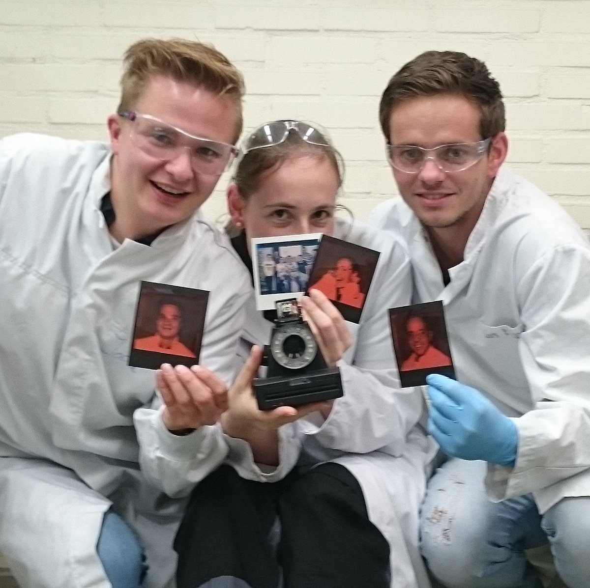 Timur_Perlin's tweet image. Chemikusjes! 😘 #beroepvandedag #impossibleproject #makerealphotos #blackorange