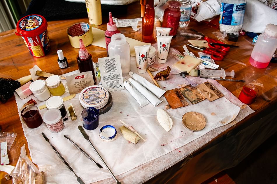 CRIGrandate's tweet photo. La vita appesa a un filo. Di trucco - bellissimo reportage su @NatGeo - #truccatoricri #simulatoricri - https://t.co/NP0ctvnqzS https://t.co/gGTBjTYQWS