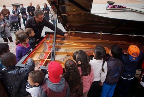 mariacanals_bcn's tweet photo. Ahir vam tenir sessió de piano amb infants al Centre Cívic Sant Martí de la Verneda, com a part del projecte social #EmToca! 🎹 https://t.co/xThGxduZ4f