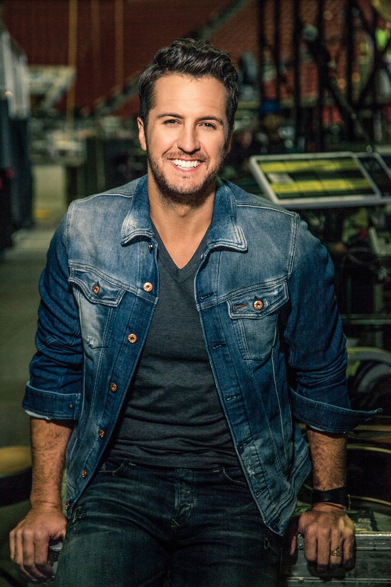 995thewolfdfw's tweet photo. UR #ConcertStation getting U THISCLOSE THIS WEEK w/ @WolfLisaTaylor @LukeBryanOnline 7:08 WIN! https://t.co/Teljm2z9km https://t.co/Csj8faeGyf