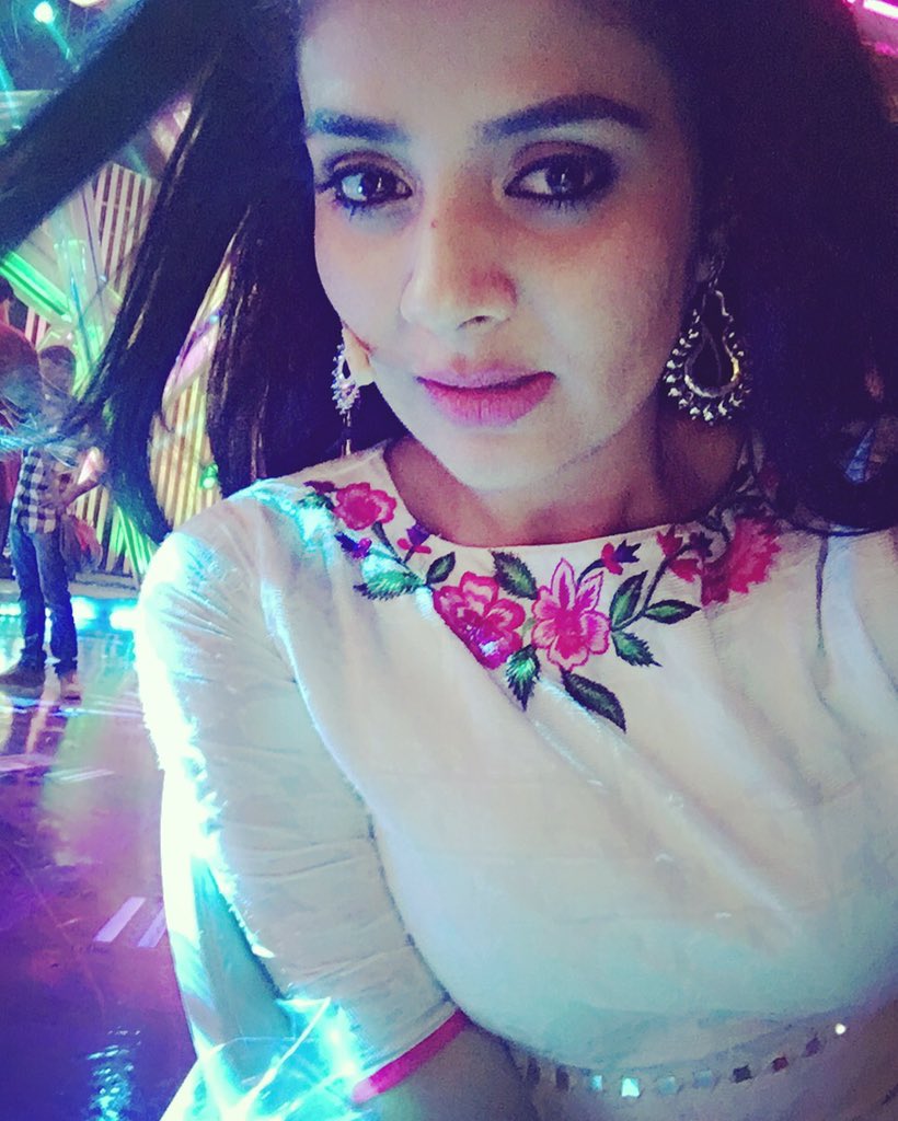 MukhiSree's tweet photo. A no expression selfie from the sets! Shooting for SSC Zee! #shoottime #nonstopshootmarathon #octdiaries #SSC ☺️😁 https://t.co/7Q2fi7SQea