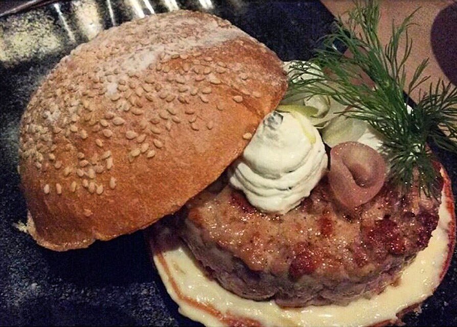 La burger preferida de John Nieve 🍔❄️ #LaRoyale #PacoPérez #HamburguesasDeAutor #Burger #Burgers 📸 <a href="/montsepunsoda/">Montse Punsoda</a>